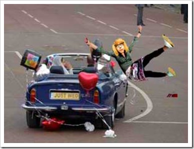 Quella svampita di pitufa si è messa in mezzo alla strada proprio quando gli sposi lasciavano la festa con l'auto. Ma non lo sa che gli inglesi si pregiano di guidare dal lato sbagliato della strada?