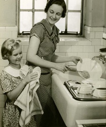 [child and mother washing dishes[3].jpg]