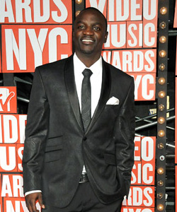 Akon on the red carpet at the VMA's [image courtesy of Getty images and MTV]