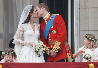 [royal-wedding-kiss-frowning-flower-girl[3].jpg]
