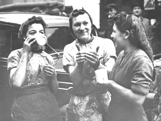 Buffer Girls at mobile canteen, WW2