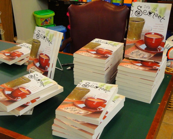 [book signing 003[5].jpg]