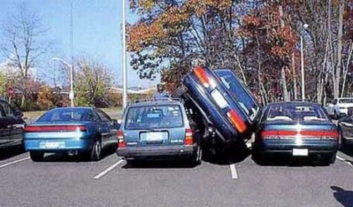 Esto es aparcar estacionar el coche muy mal