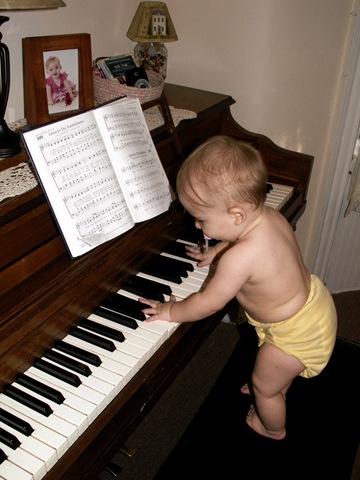 [Elaine 8 months playing piano[3].jpg]