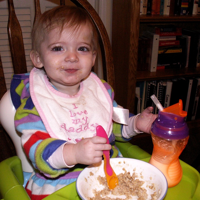 [Eating feeding herself oatmeal with spoon_0001[4].jpg]