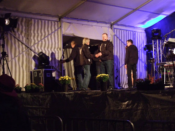 På kvällen innan dansen skulle startas hade de buggkurs från stora scenen....
