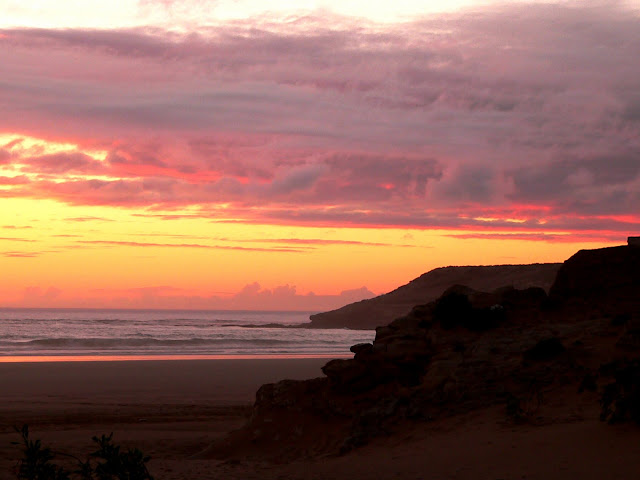 coucher de soleil ciel nuageux plage et falaise ciel blanc jaune rose et violet côte atlantique Maroc.JPG