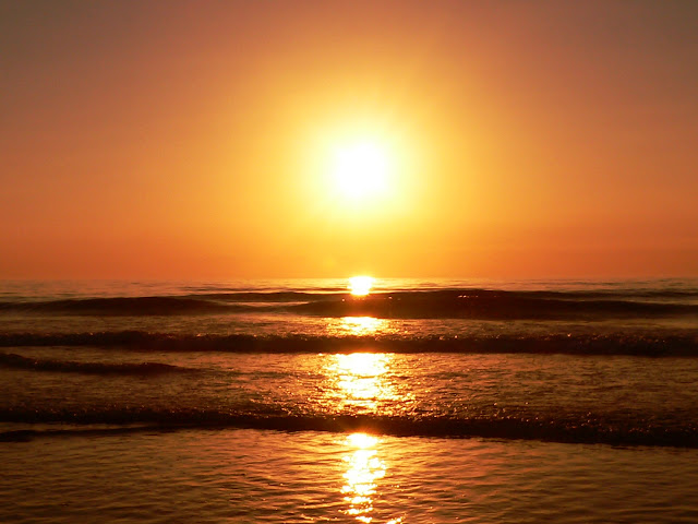 coucher de soleil doré ciel blanc jaune orange reflet mer vagues dorés Maroc.JPG