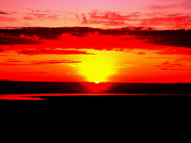 coucher de soleil rivage noir ciel jaune orange rouge et rose violet côte atlantique Maroc.JPG