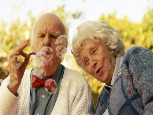 [casal-de-idosos-brincando-[4].jpg]