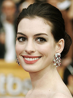 anne hathaway as catwoman in dark. Anne Hathaway is Catwoman in