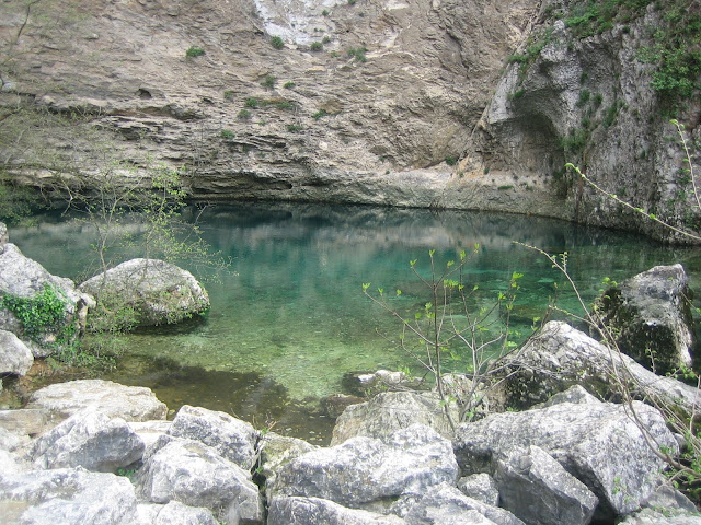 מקור נביעת המעיין ב Fontaine de Vaucluse