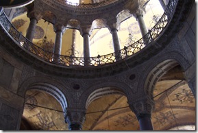 Cúpula de Santa Sofia de estilo Bizantino, está soportada por varias semicúpulas adosadas 