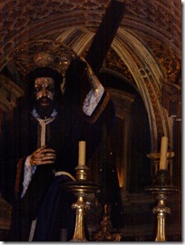 Cristos de los Pasos en la antesala a la Capilla de los Huesos en Evora