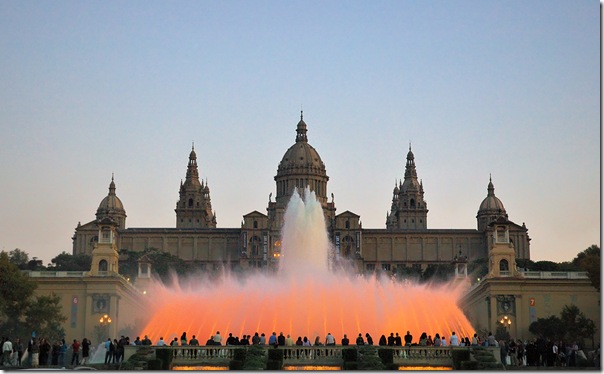 Palacio Nacional de Montjuic ante la Fuente Mágica de Barcelona Palacio Nacional de Montjuic ante la Fuente Mágica de Barcelona