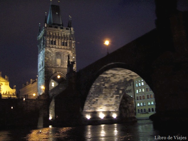 [Vistas del Puente y de la Torre de la Pólvora de Noche.jpg]