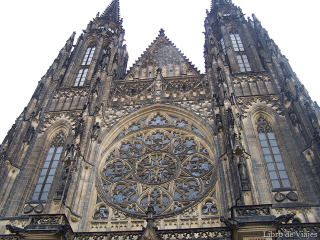 [Fachada de la Catedral de San Vito en Praga.jpg]