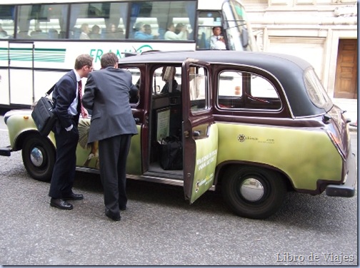 Taxis en la ciudad de Londres. En el centro son como hace un siglo al más puro estilo Británico