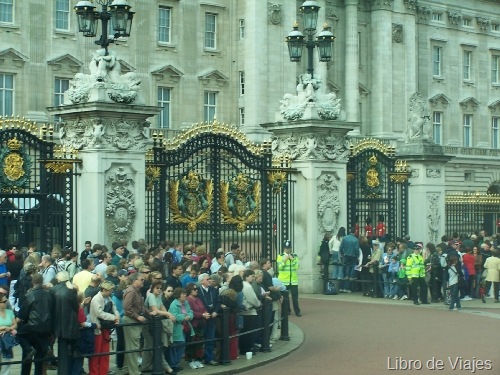 [Entrada a Buckingham Palace durante la ceremonio del cambio de Guardia[4].jpg]