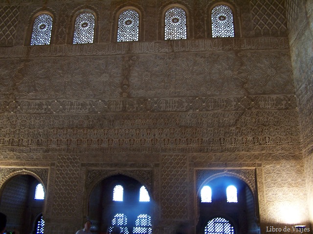 [Interio del Palacio de Comares. En lo alto las Cumarias que dan nombre a la estancia[1].jpg]