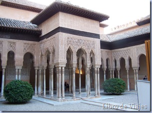 Entrada al Patio de los Leones. Detalles de las fabulosas arcadas con decoración mocárabe