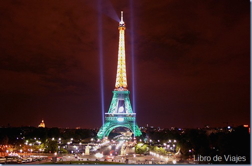 Torre Eiffel. París es conocida como la Ciudad de la Luz por sus espectáculos luminosos en sus principales monumentos