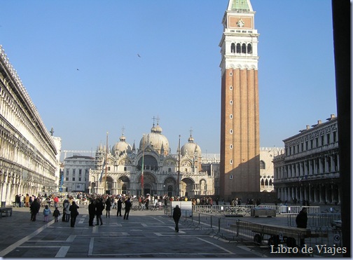 Plaza de San Marcos en Venecia con la Catedral al Fondo y el Campanile a la derecha, típico de las catedrales italianas.