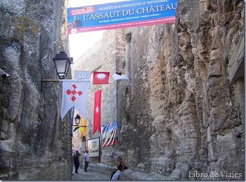 Una de las Calles en Lex Baux en Provene, más adelante el acceso al Castillo hoy es un museo de arte de la guerra medieval