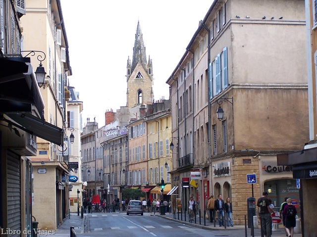 [Casco Antiguo de Aix en Provence, al fondo la Catedral de Saint Souvieur[1].jpg]