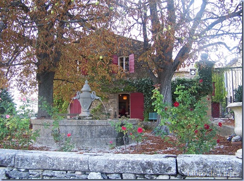 Entrada Chateâu de Rosebelle cerca de Aix en Provence - Bodegas y Casa de campo en Provenza
