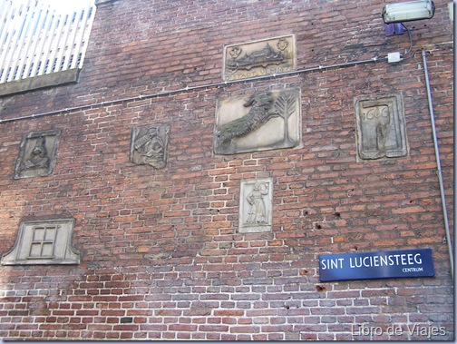 Grabados que daban información sobre qué tipo de edificio era a los nuevos visitantes de la ciudad