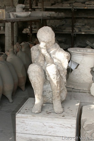 [Niño sepultado en Pompeya[8].jpg]
