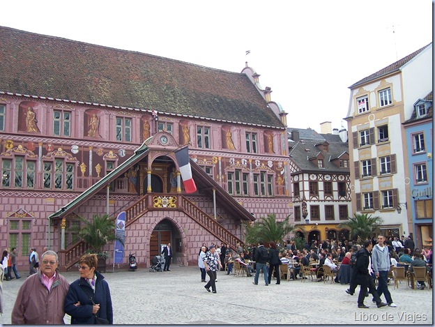 Centro de Mulhouse, junto al ayuntamiento del s.XVII las casas típicas de la ciudad