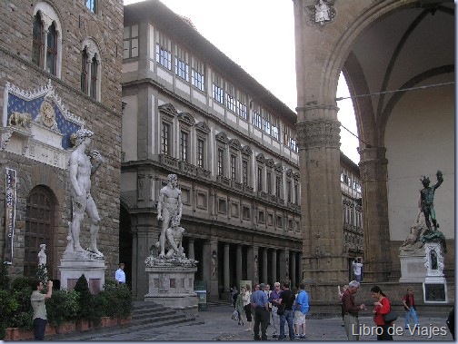 Entrada al Museo de Los Ufizzi desde la Plaza de la Señoría en Florencia