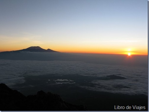 El Kili desde el Monte Meru. Foto cedida por Dennis Julien, un canadiense que conocimos allí.