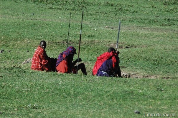 [Masais pasturando en el Crater del Ngorongoro[5].jpg]