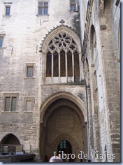 Entrada al Palacio por la Puerta Principal. La muchedumbra accedía a este primer patio donde el Papa les bendecía situado en la ventana gótica de la parte superior