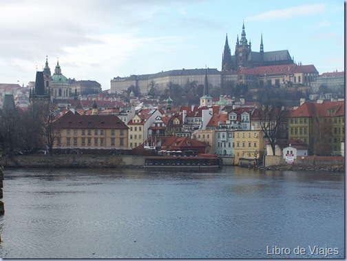 Vistas del Castillo de Praga desde la orilla de Stâre Mesto