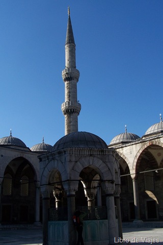 [Minarete e Interior del Patio de la Mezquita Azul de Estambul[7].jpg]