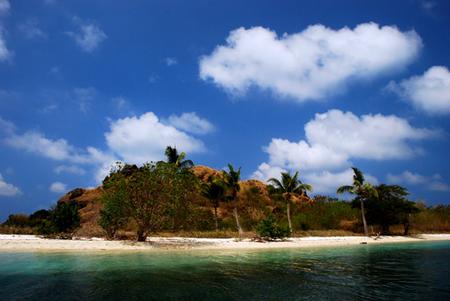 Riung beach, island
