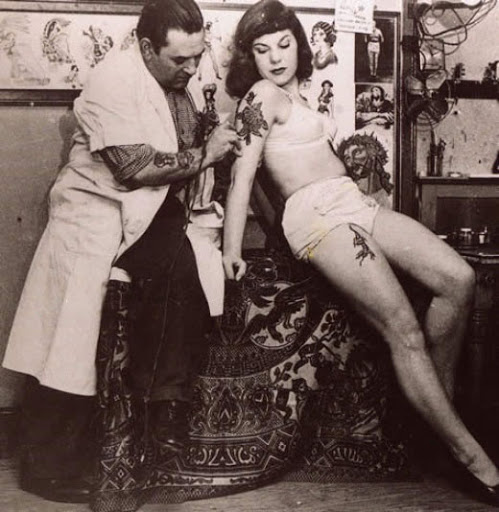 http://lh4.ggpht.com/_RvnAJ_8jAiU/SeKC4kDXcHI/AAAAAAAAAuM/uHFw2uYD8cU/s512/vintage-tattoo12.jpg