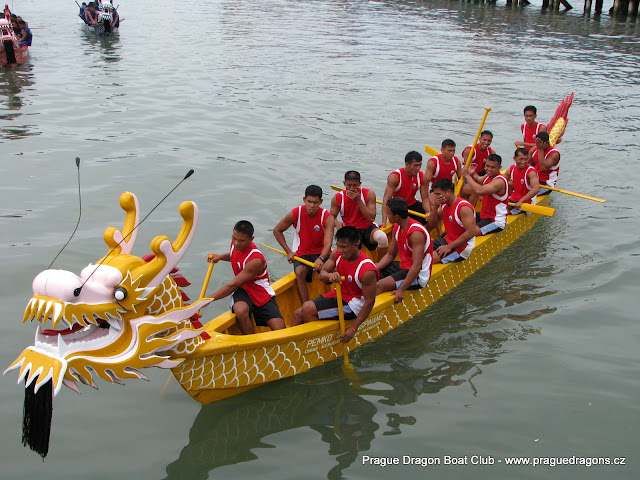 Pražský klub dračích lodí představuje tradiční indonéské dračí lodě |  Pražský klub dračích lodí