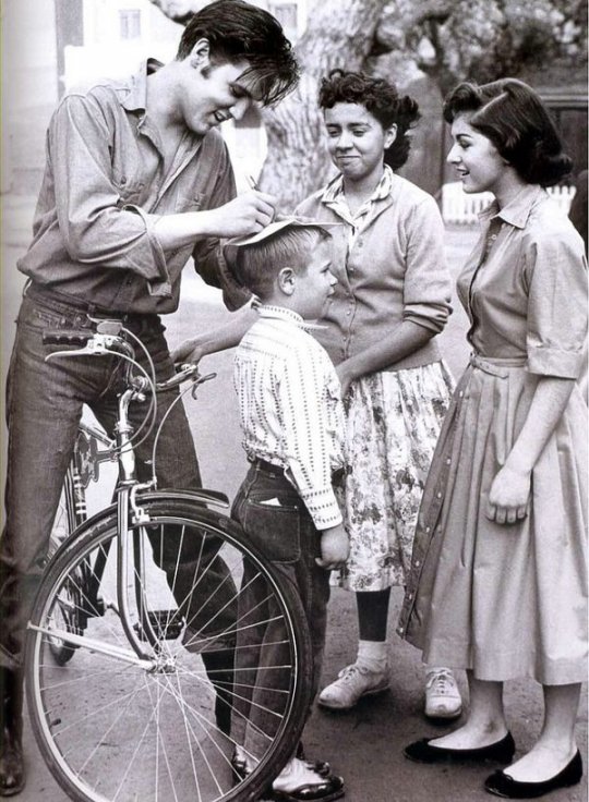 Elvis giving autograph