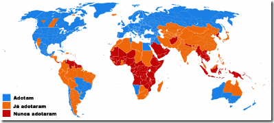 Figura 2: os países ou regiões em azul são locais onde são adotados o horário de verão. Em laranja são locais onde o horário de verão já foi adotado e em vermelho as regiões que nunca adotaram.