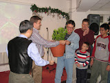 the Yonghe church giving a kumquat tree to the Ankeng church to symbolize growth and bearing fruit