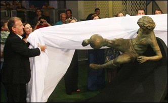 JB DIGITAL  -  FOTOGRAFO: MAÍRA COELHO  -  26/12/2009  -  ASSUNTO:  Ao lado da mulher Sandra, dos três filhos (Júnior, Bruno e Thiago) e do neto, Felipe, Zico participou na noite deste sábado de homenagem no hall de entrada do Maracanã, onde foi inaugura uma estátua do ídolo - autor de 333 gols no estádio. A obra, do escultor Abel Gomes, mostra o artilheiro chutando de voleio.   -     LOCAL: MARACANÃ   -    EDITORIA: CADERNO ESPORTE   -   