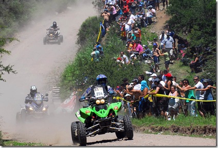 Télam-Córdoba, 02/01/2010
El Rally Dakar pasó por disitintas poblaciones cordobesas, como Calamunchita, logrando captar la atención del numeroso público que se dio cita para ver pasar los rodados.
Foto: Irma Montiel/Télam/cl