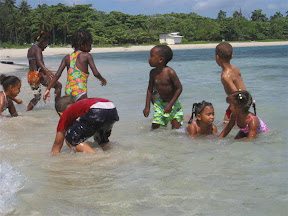 Fun in the sun!  Nayelis, Nelisa, Benllina, Leuri, Wilton, Escarlot, Antony and Yunairi.