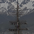marins au travail dans les voiles