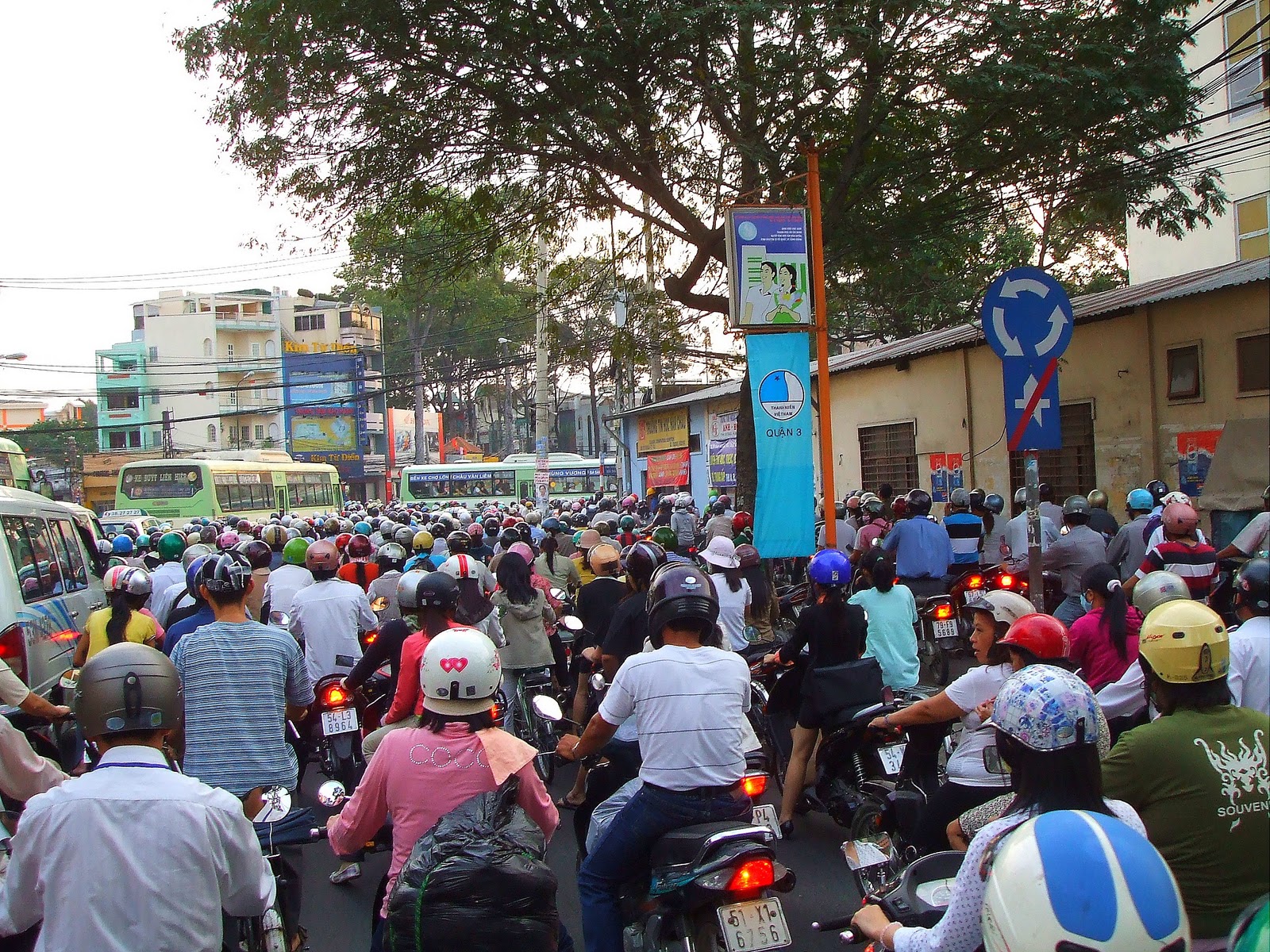 [traffic jam Ho chi minh[7].jpg]
